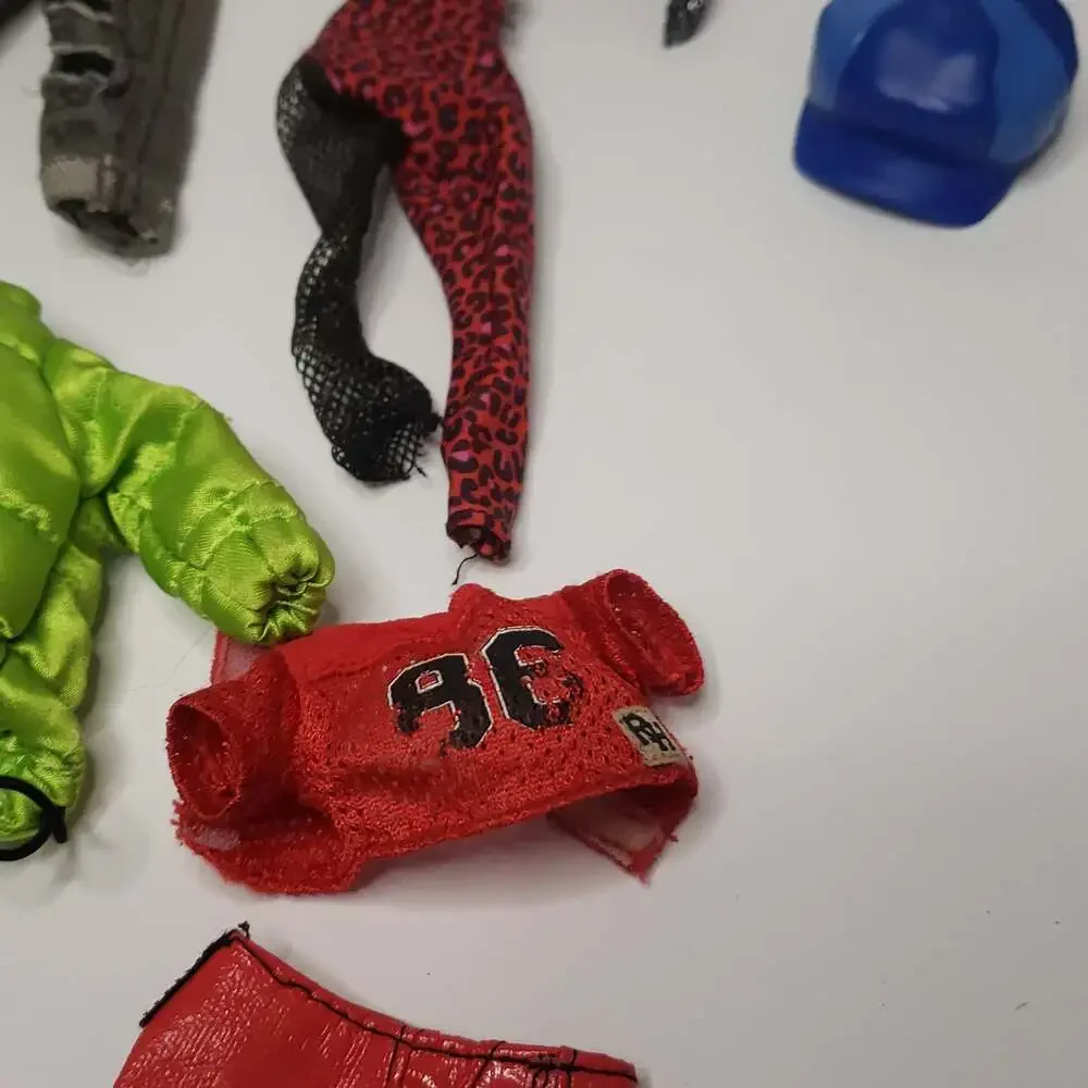 Rainbow High‎ Series 2 Karma Nichols Doll Clothes Lot